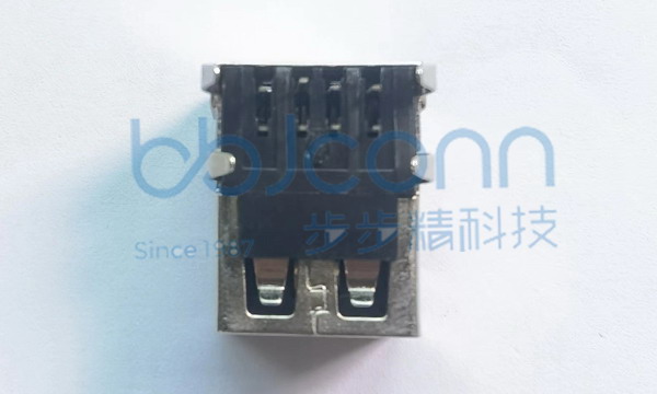 USB 2.0 AF 双层 90度L=17.50 带后盖 弯脚 平口 铁壳 PBT黑胶（DIP）